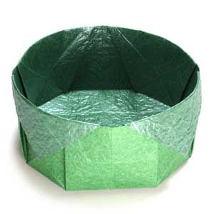 simple round origami box (perspective view)